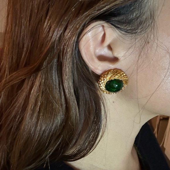 Chanel vintage gripoix faux emerald earrings - Picture 8 of 8